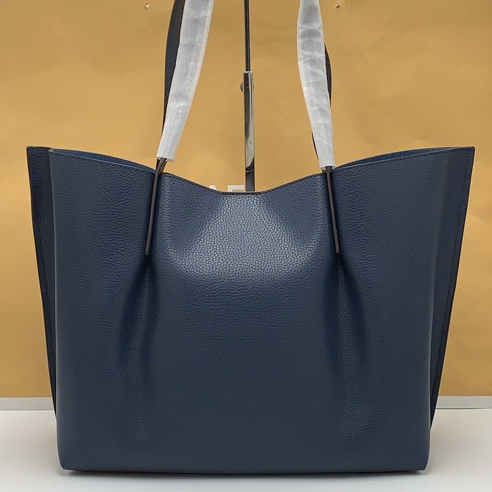 MICHAEL KORS OUTLET
Emilia Large Pebbled Leather Tote Bag
COLOR NAVY
NWT - Picture 8 of 16